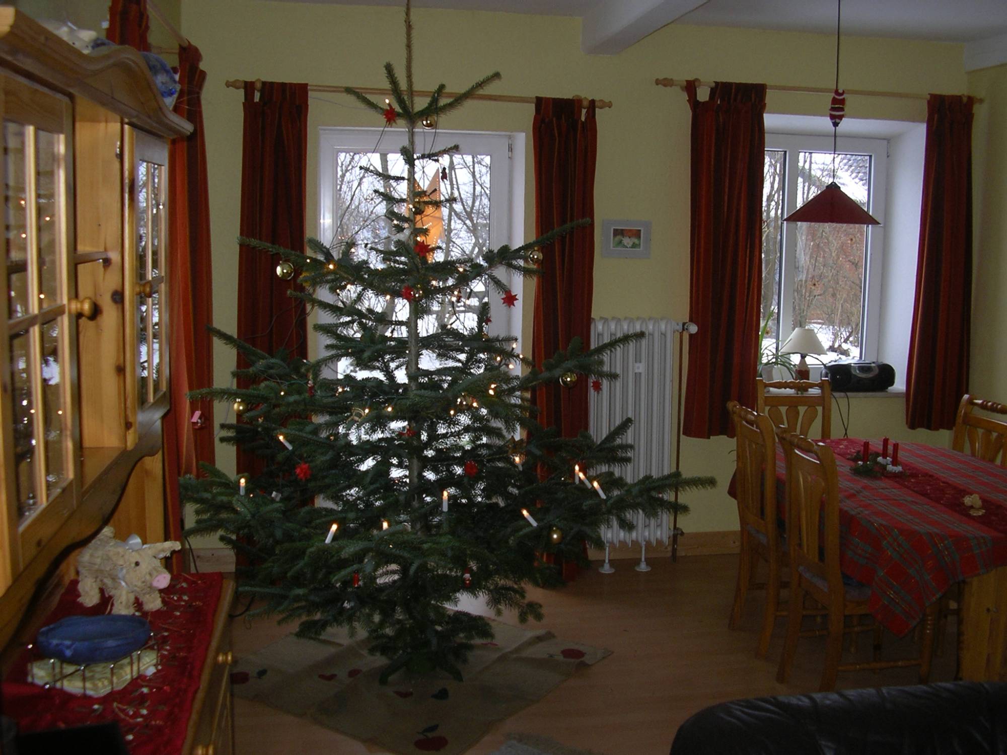 Wohnzimmer an Weihnachten mit Tannenbaum und Wohnachtsschmuck